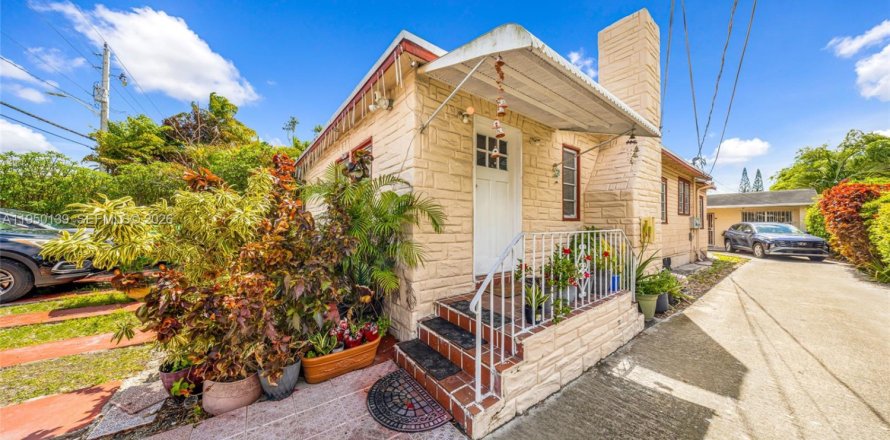 Коммерческая недвижимость в Майами, Флорида 243.87м2 № 2050394