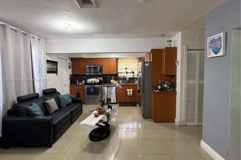 House in Hollywood, Florida 3 bedrooms, 151.06 sq.m. № 1937499 - photo 8