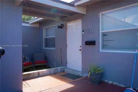 House in Hollywood, Florida 3 bedrooms, 151.06 sq.m. № 1937499 - photo 3