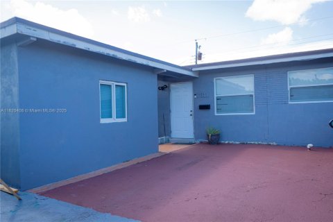 House in Hollywood, Florida 3 bedrooms, 151.06 sq.m. № 1937499 - photo 1
