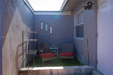 House in Hollywood, Florida 3 bedrooms, 151.06 sq.m. № 1937499 - photo 4