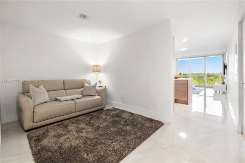 Condo in North Miami Beach, Florida, 2 bedrooms  № 1987210 - photo 17