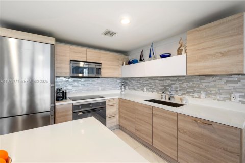 Condo in North Miami Beach, Florida, 2 bedrooms  № 1987210 - photo 8