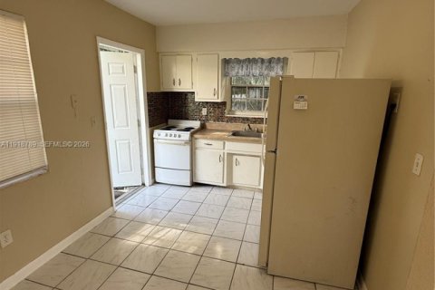 Villa ou maison à louer à Miami, Floride: 1 chambre, 270.72 m2 № 1993167 - photo 4