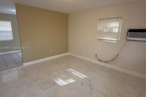 Villa ou maison à louer à Miami, Floride: 1 chambre, 270.72 m2 № 1993167 - photo 2