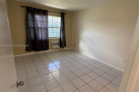 Villa ou maison à louer à Miami, Floride: 1 chambre, 270.72 m2 № 1993167 - photo 3