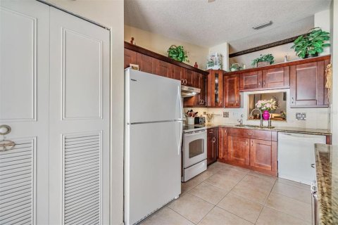 House in Tarpon Springs, Florida 2 bedrooms, 109.35 sq.m. № 1718729 - photo 4