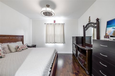 House in Miami, Florida 4 bedrooms, 287.07 sq.m. № 2069602 - photo 9