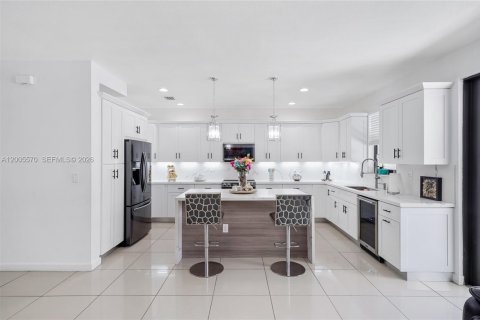 House in Miami, Florida 4 bedrooms, 287.07 sq.m. № 2069602 - photo 15