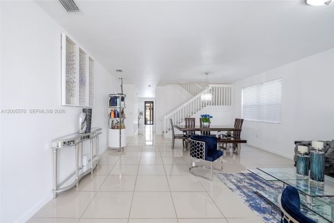 House in Miami, Florida 4 bedrooms, 287.07 sq.m. № 2069602 - photo 6