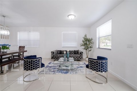 House in Miami, Florida 4 bedrooms, 287.07 sq.m. № 2069602 - photo 7