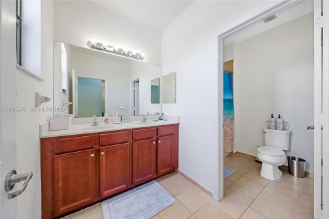 House in Miami, Florida 4 bedrooms, 287.07 sq.m. № 2069602 - photo 28
