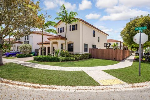 House in Miami, Florida 4 bedrooms, 287.07 sq.m. № 2069602 - photo 2