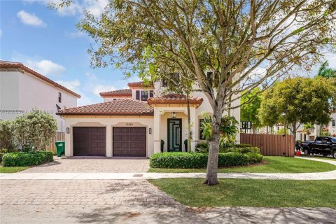 House in Miami, Florida 4 bedrooms, 287.07 sq.m. № 2069602