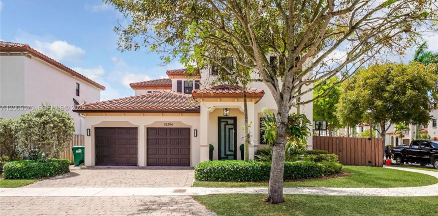 House in Miami, Florida 4 bedrooms, 287.07 sq.m. № 2069602