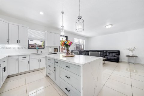 House in Miami, Florida 4 bedrooms, 287.07 sq.m. № 2069602 - photo 18
