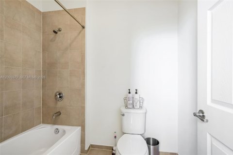 House in Miami, Florida 4 bedrooms, 287.07 sq.m. № 2069602 - photo 29