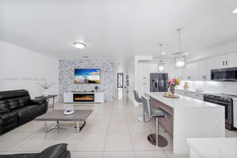 House in Miami, Florida 4 bedrooms, 287.07 sq.m. № 2069602 - photo 19