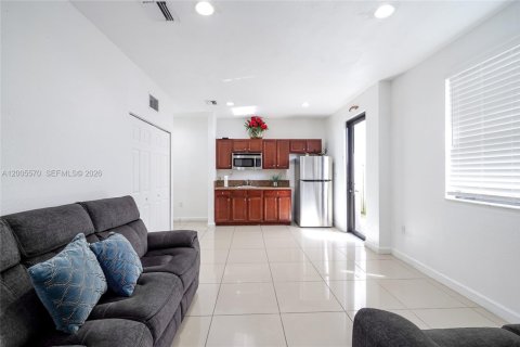 House in Miami, Florida 4 bedrooms, 287.07 sq.m. № 2069602 - photo 11