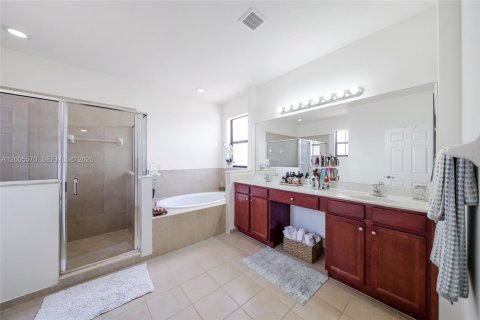 House in Miami, Florida 4 bedrooms, 287.07 sq.m. № 2069602 - photo 24