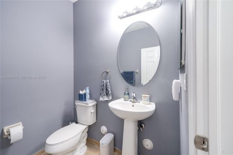 House in Miami, Florida 4 bedrooms, 287.07 sq.m. № 2069602 - photo 8