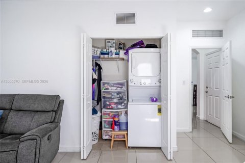 House in Miami, Florida 4 bedrooms, 287.07 sq.m. № 2069602 - photo 12