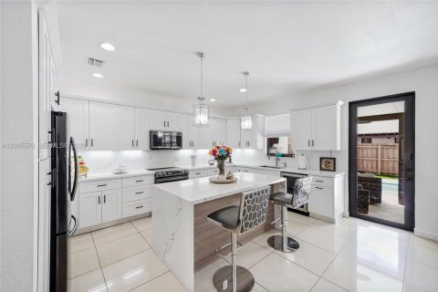 House in Miami, Florida 4 bedrooms, 287.07 sq.m. № 2069602 - photo 16