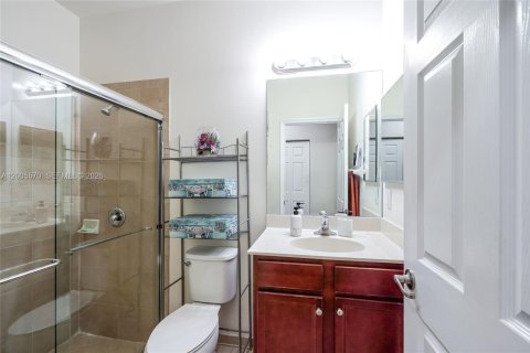 House in Miami, Florida 4 bedrooms, 287.07 sq.m. № 2069602 - photo 13