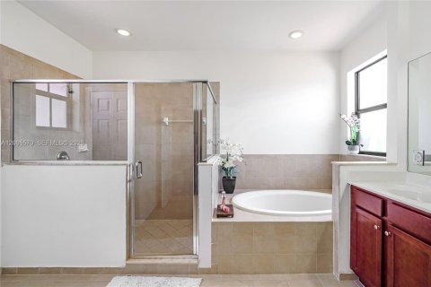 House in Miami, Florida 4 bedrooms, 287.07 sq.m. № 2069602 - photo 25