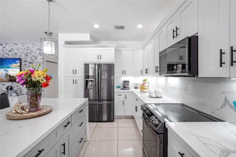 House in Miami, Florida 4 bedrooms, 287.07 sq.m. № 2069602 - photo 17