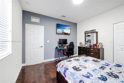 House in Miami, Florida 4 bedrooms, 287.07 sq.m. № 2069602 - photo 30