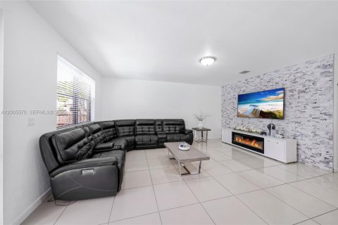 House in Miami, Florida 4 bedrooms, 287.07 sq.m. № 2069602 - photo 20