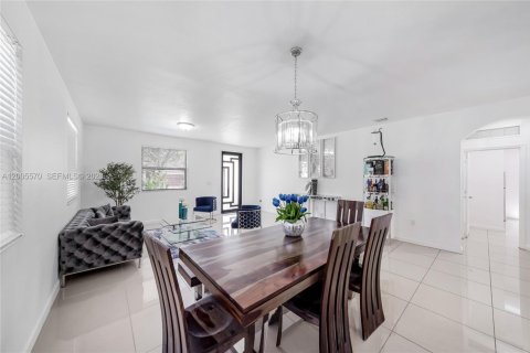 House in Miami, Florida 4 bedrooms, 287.07 sq.m. № 2069602 - photo 4