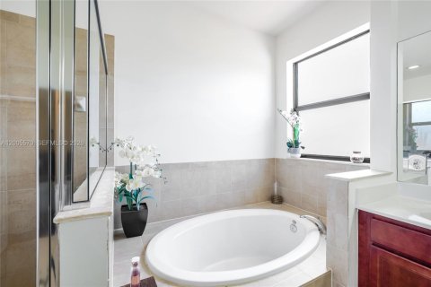 House in Miami, Florida 4 bedrooms, 287.07 sq.m. № 2069602 - photo 26