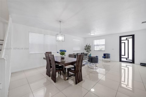 House in Miami, Florida 4 bedrooms, 287.07 sq.m. № 2069602 - photo 3