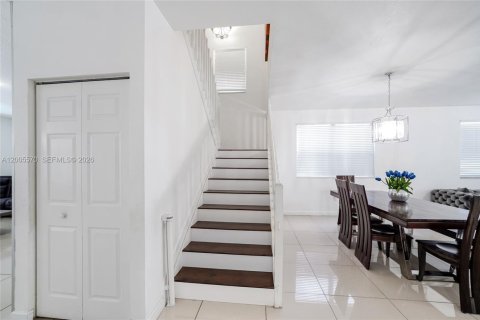 House in Miami, Florida 4 bedrooms, 287.07 sq.m. № 2069602 - photo 14