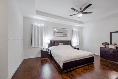 House in Miami, Florida 4 bedrooms, 287.07 sq.m. № 2069602 - photo 22