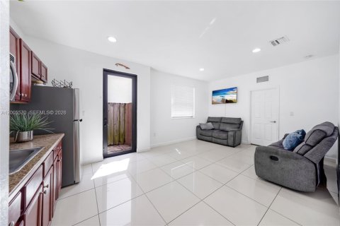 House in Miami, Florida 4 bedrooms, 287.07 sq.m. № 2069602 - photo 10