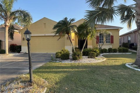 House in Sun City Center, Florida 2 bedrooms, 170.66 sq.m. № 1734848 - photo 1