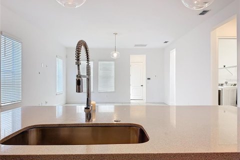 House in Orlando, Florida 4 bedrooms, 190.82 sq.m. № 1912960 - photo 12