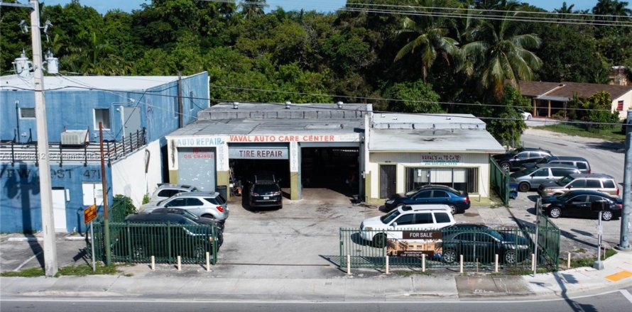 Commercial property in Miami, Florida № 1819956