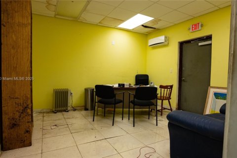 Commercial property in Miami, Florida № 1819956 - photo 9