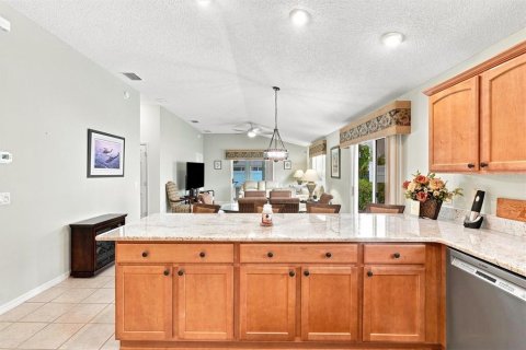 House in The Villages, Florida 3 bedrooms, 127.09 sq.m. № 2296691 - photo 12