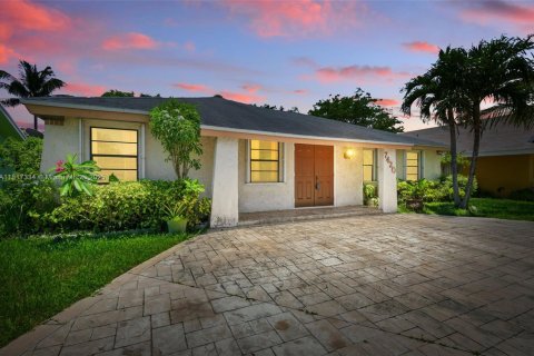 Casa en venta en North Lauderdale, Florida, 3 dormitorios, 157.28 m2 № 1783786 - foto 1