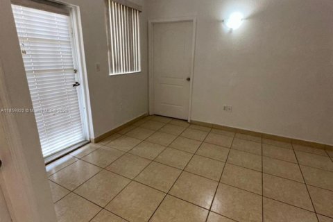 Condo in Hialeah, Florida, 3 bedrooms  № 1887622 - photo 11