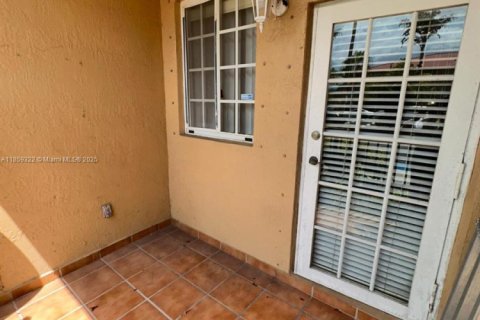Condo in Hialeah, Florida, 3 bedrooms  № 1887622 - photo 1