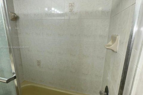 Condo in Hialeah, Florida, 3 bedrooms  № 1887622 - photo 14