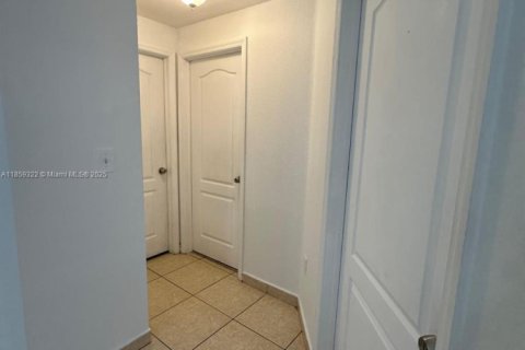 Condo in Hialeah, Florida, 3 bedrooms  № 1887622 - photo 8