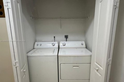 Condo in Hialeah, Florida, 3 bedrooms  № 1887622 - photo 12