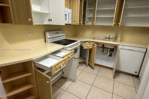 Condo in Hialeah, Florida, 3 bedrooms  № 1887622 - photo 5